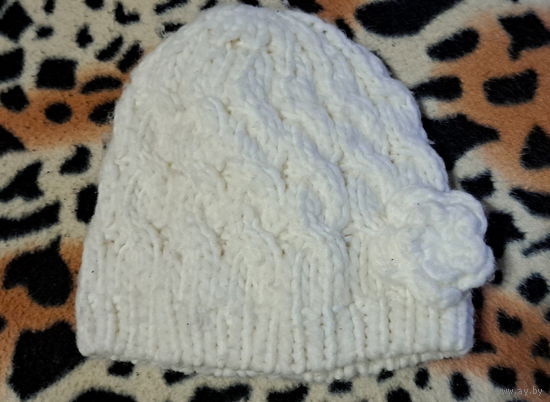 Шапка белая с цветком на 4-6лет, б.у