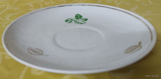 Блюдце эпохи СССР. Полтавский фарфоровый завод (Полтава), 1965-1991 гг
