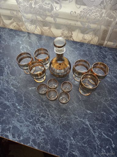 Винтажный графин, рюмки и стаканы