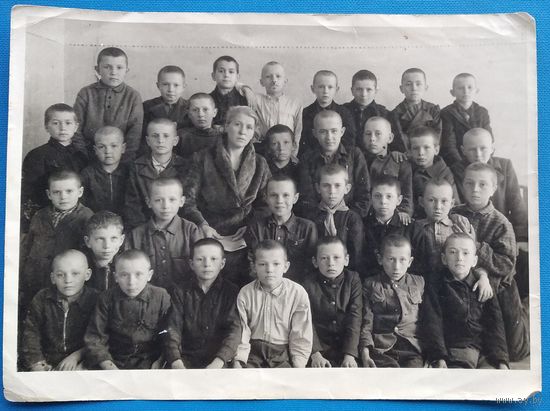 Фото школьников 4-го класса с учительницей. 13х18 см.