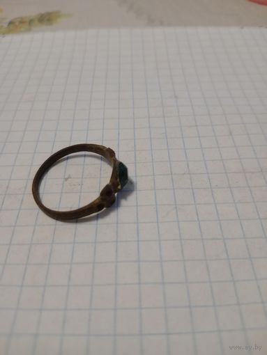 Кольцо с камнем.