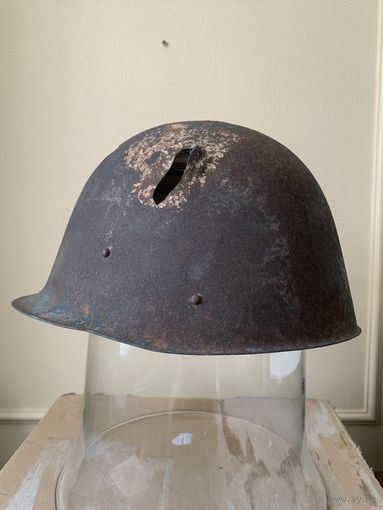 Каска шлем Vz.31 с боевыми повреждениями