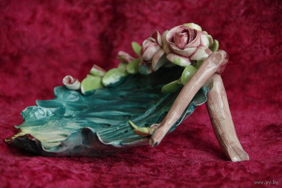 Ваза фарфоровая ( ширина 12,5 см , длинна 15 см , высота 7 см )