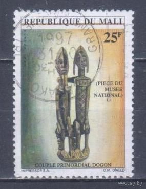 [1723] Мали 1997. Культура Африки.Фигурка: мужчина и женщина. Гашеная марка.