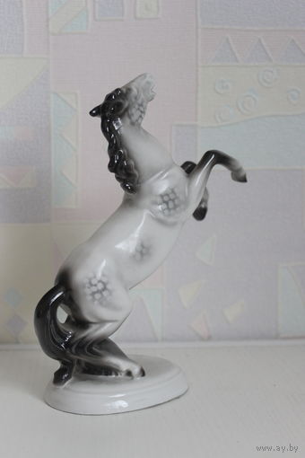 Коллекционная Фарфоровая статуэтка ЛОШАДЬ, встающая на дыбы. Unterweissbach.