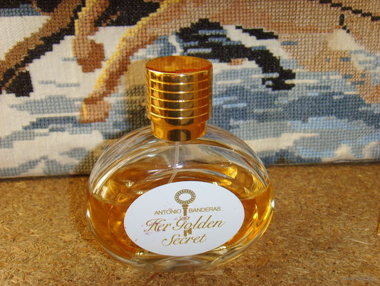 Her golden secret . Antonio Banderas