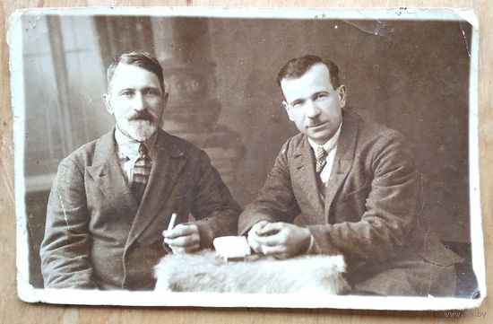 Фото двух мужчин. 1930-е. 8.5х13 см