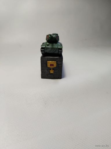 Памятник танку Т-34 у Дома офицеров в Минске.