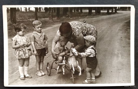 Фото посадки на педальную лошадку. 11.5х18 см.