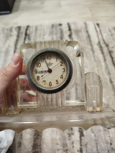 Настольные часы челябинский часовой завод,оргстекло,в ремонт,с рубля