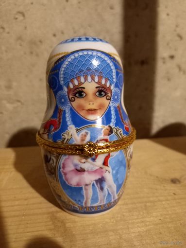 Шкатулка фарфоровая, матрешка
