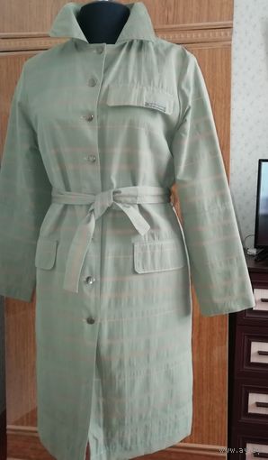 Плащ 44-46р цвета ближе к хаки, на слегка утепленной подкладке.