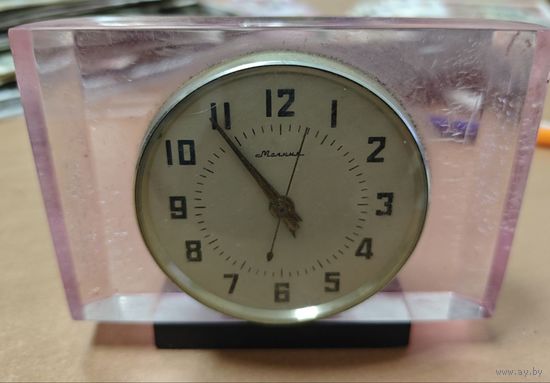 Настольные часы Молния. СССР. В Розовом исполнении.