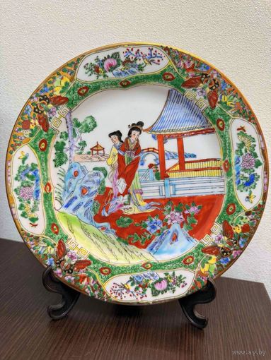 Винтажная коллекционная китайская фарфоровая декоративная тарелка , на подставке .