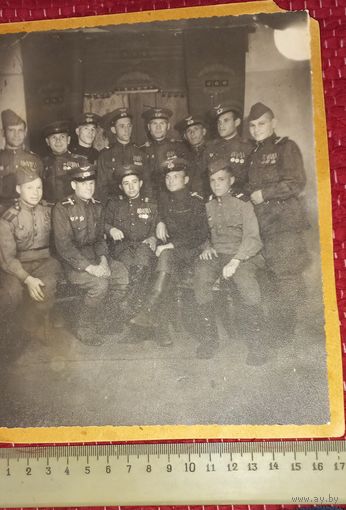 Летчики солдаты и офицера авиационный полк коллективное фото 1946 17х20 подписано.(А45)