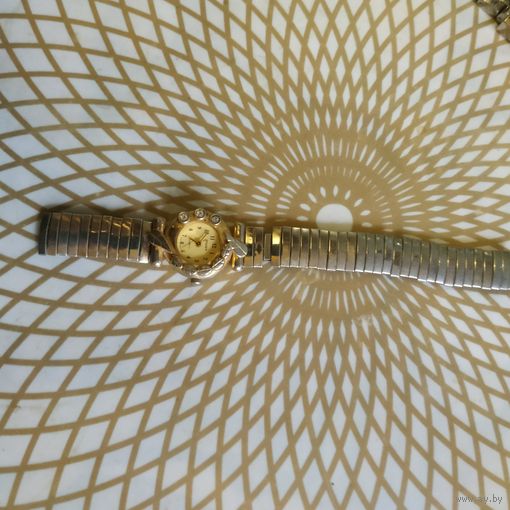 Часы наручные с браслетом BENZER , тикают. Состояние на скане.