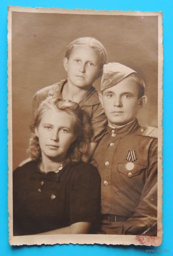 Фото "Встретились", 1946 г. (13*9 см)