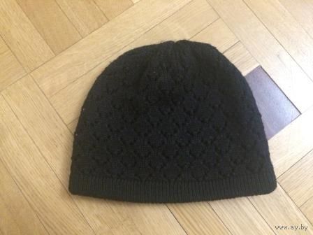 Шапка H&M черного цвета, весна. Шапка двойная, верх ажурный, единый размер. Состав: 70% акрилик, 30% шерсть. Глубина 20 см, хорошо тянется. б/у, с естественными следами использования, хорошее.