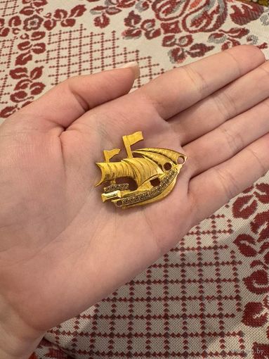 Парусный корабль ЗНАЧОК С РУБЛЯ