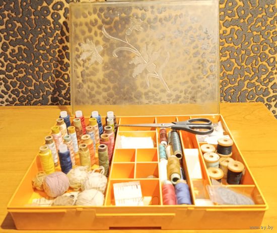Коробка со швейными принадлежностями