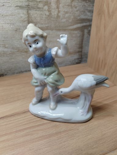Статуэтка. Девочка с цаплей. ГДР.
