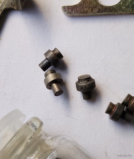 Контакты для рычага трамблера (наковальни прерывателя распределителя зажигания). Цена за один.