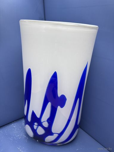 Винтажная ваза бело синее стекло