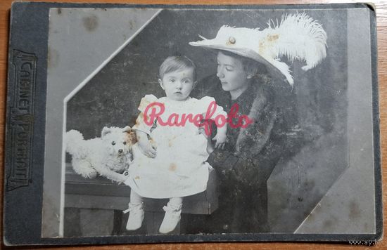 1910-е Кабинет портрет Мама с дочкой шляпа игрушка собачка студийное фото на картоне анонимное типажи прошлого ретро 2 шт