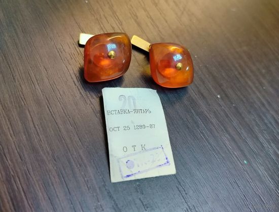Винтажные запонки из янтаря , металл латунь вставки янтарь .