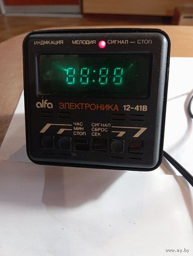 Винтажные советские настольные электронные часы-будильник  Электроника 12-41Б , производимые объединением  - Альфа  в 1980-х годах.