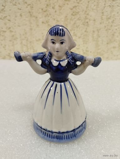 Статуэтка фарфоровая Девушка с коромысом. Делфи, Голландия