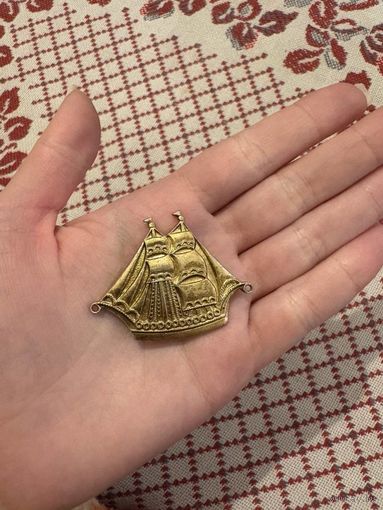 Кораблик парусник ЗНАЧОК С РУБЛЯ