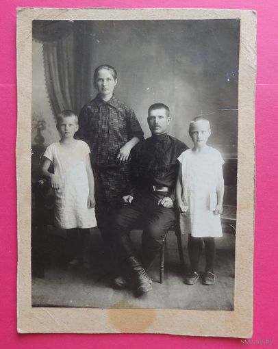 Фото кабинет-портрет "Семья", Россия, 1920-е гг. (16*11 см)