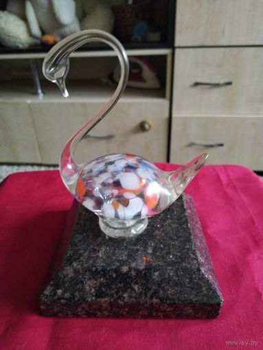 Статуэтка лебедь,цветное стекло ссср на подставке из натурального камня.