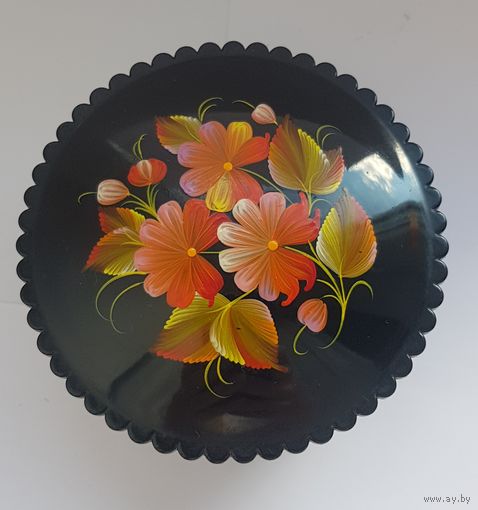 Шкатулка СССР , роспись. 70-е годы, пластик. Размер диаметр крышки 9 см, высота шкатулки 4,7 см