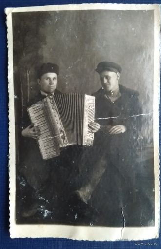 Фото двух мужчин с аккордеоном. 1950-е. 8х12 см