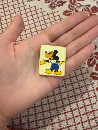 Микки Маус ЗНАЧОК С РУБЛЯ