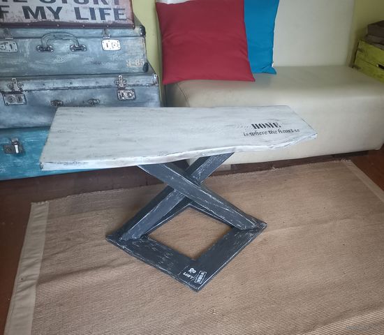 Журнальный стол из дерева.