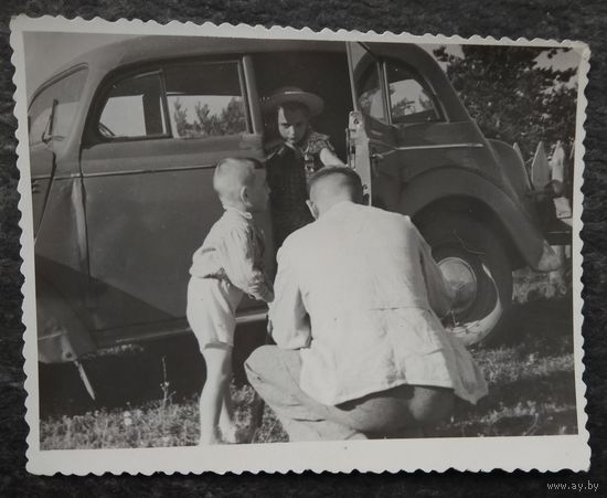 Фото с детьми у автомобиля. 1950-е. 9х11 см.