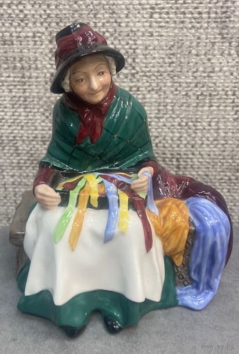 Винтажная фарфоровая статуэтка Бабушка продавец шелковых лент.  Англия Royal Doulton Silks and Ribbons. 1948 год. Высота 16 см.