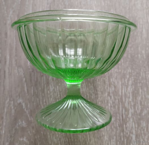 Вазочка. Клеймо "Неман". СССР. Зелёное стекло.