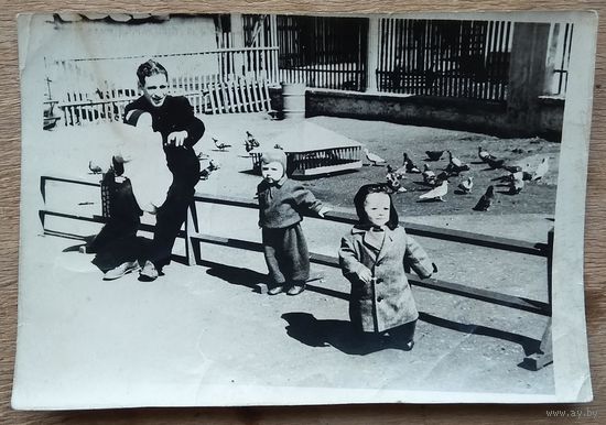 Дети на прогулке. Фото 1950-х 9х13 см.