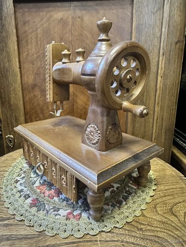 Шкатулка в виде швейной машинки, дерево, много лотов с рубля