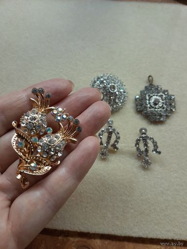 Брошь с кристаллами АБ