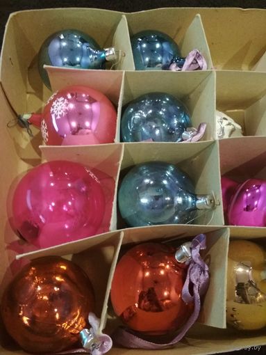 Ёлочные игрушки. 9 шаров, 2 шишки, домик, 4 шарика и одна капелька