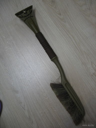 Щетка автомобильная для снега со скребком