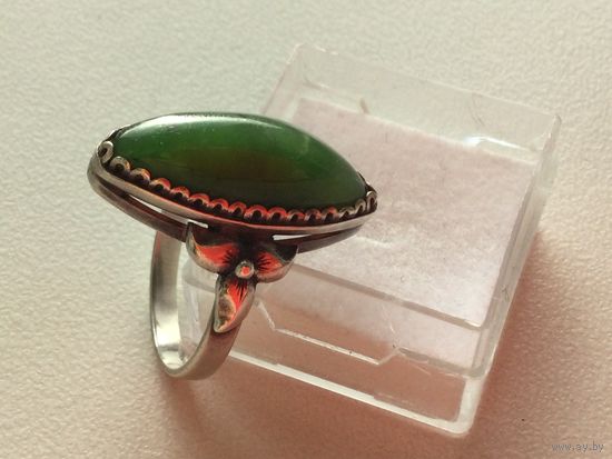 Кольцо с нефритом.