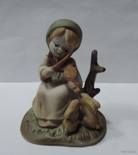 Статуэтка фарфоровая "Девушка играет на скрипке и зайцы" 80-е годы Европа. Высота 8 см.