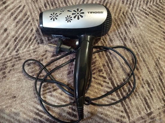 Фен Tiross (в рабочем состоянии - складывающаяся ручка).