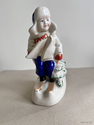 СТАТУЭТКА ФАРФОРОВАЯ "ЛЫЖНИК. МАЛЬЧИК НА ЛЫЖАХ".  16*9*6 СМ. ГОРОДНИЦА . СМ.ФОТО, КЛЕЙМО И ОПИСАНИЕ.